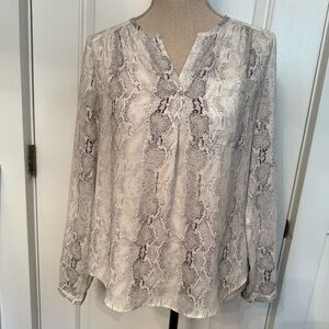 CAROLINA BELLE TOP BLOUSE WHITE BLACK REPTILE PRINT  Y NECK SIZE S